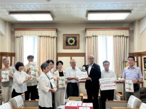 ３万筆の学校給食無償化署名を提出